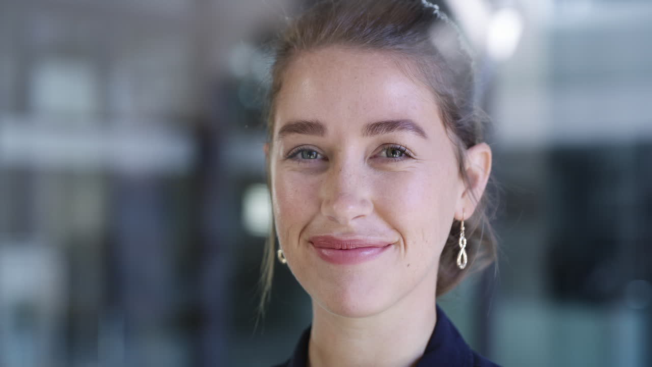 mujer feliz en el cargo