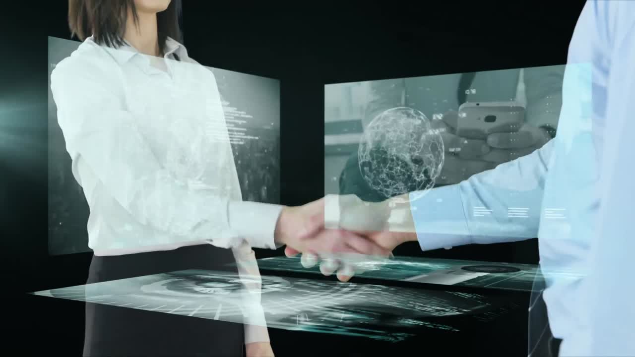 hombre de negocios y mujer de negocios estrechando las manos contra múltiples pantallas con procesamiento de datos