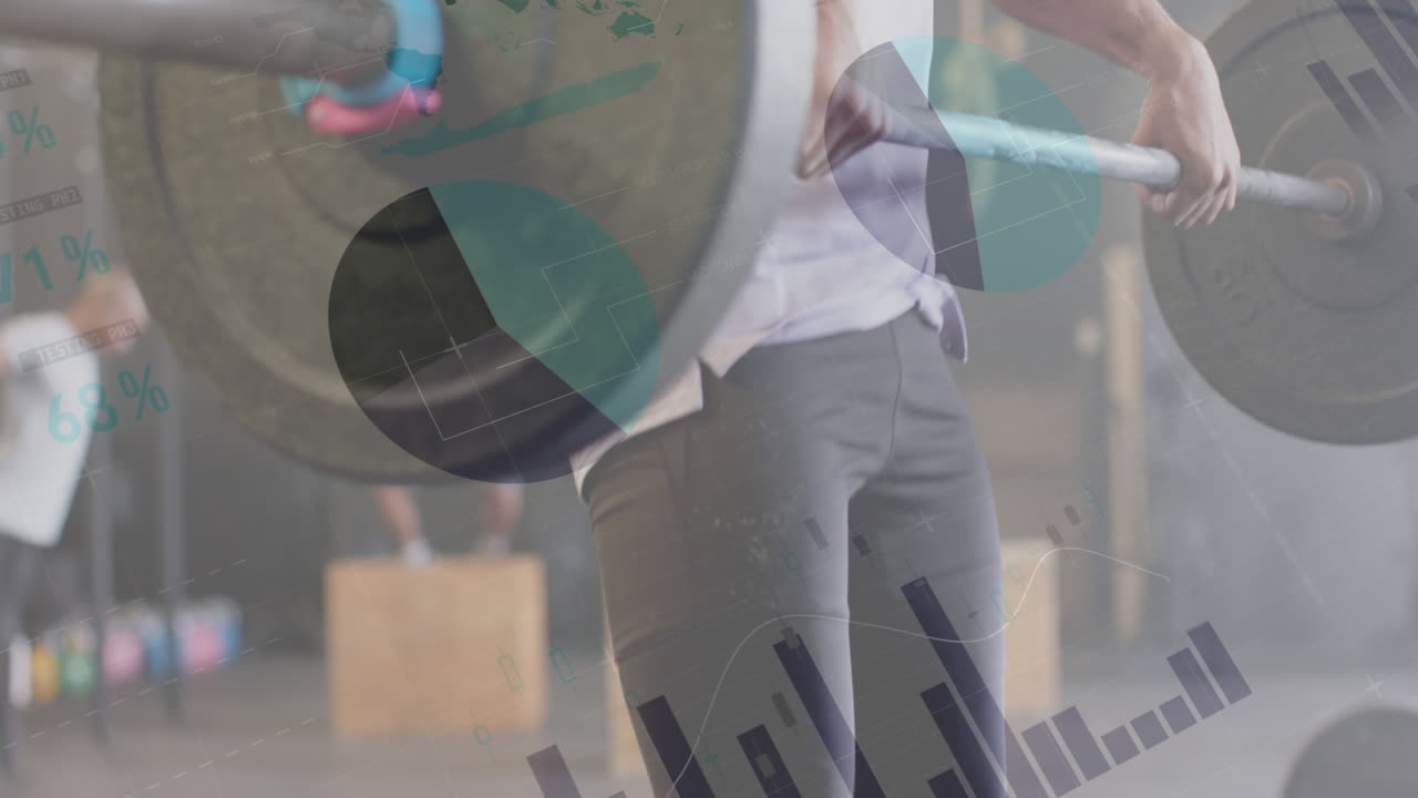 animación de la interfaz de procesamiento de datos sobre el entrenamiento con pesas de hombre biracial con barra en el gimnasio