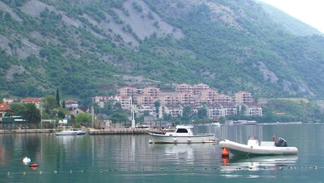 barco de pesca y bote anclado en el agua
