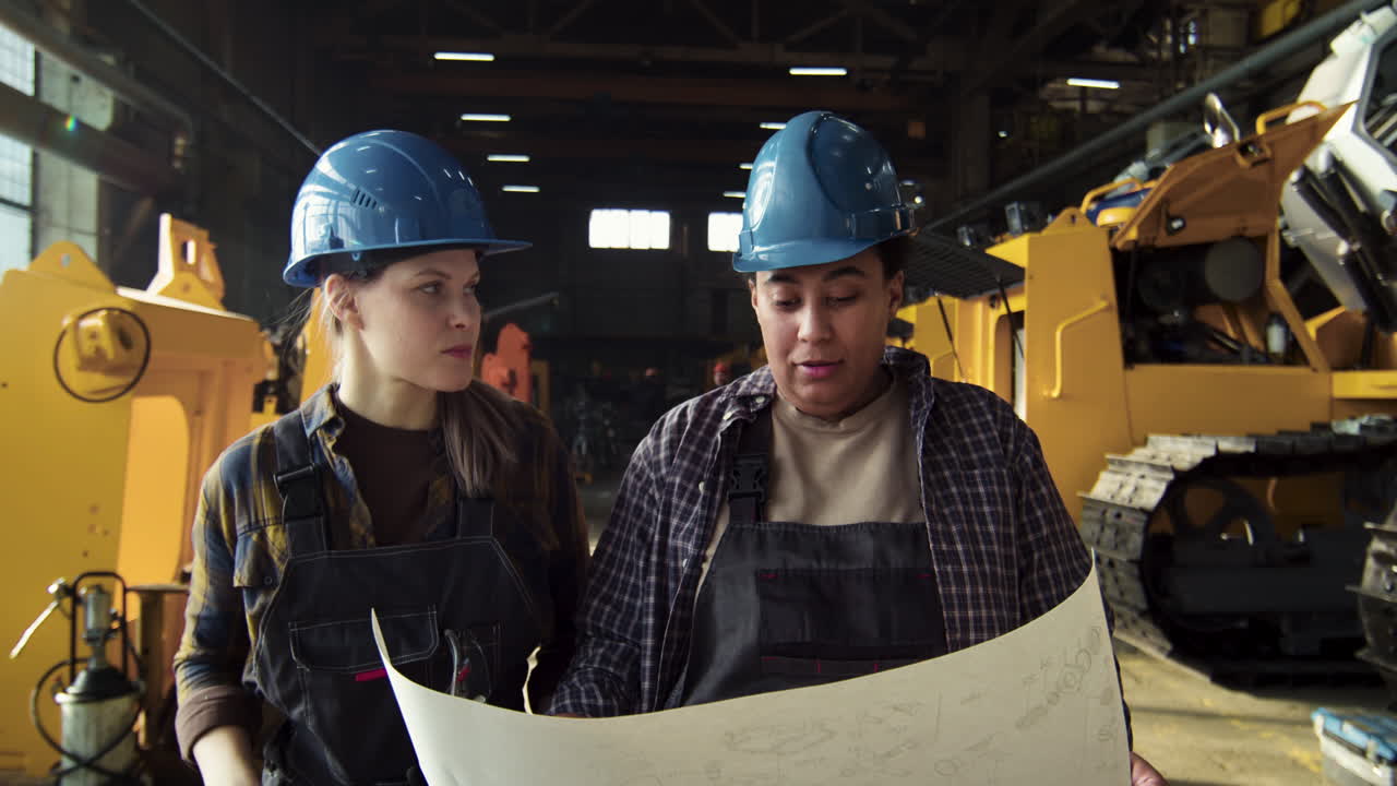 trabajadores caminando y hablando