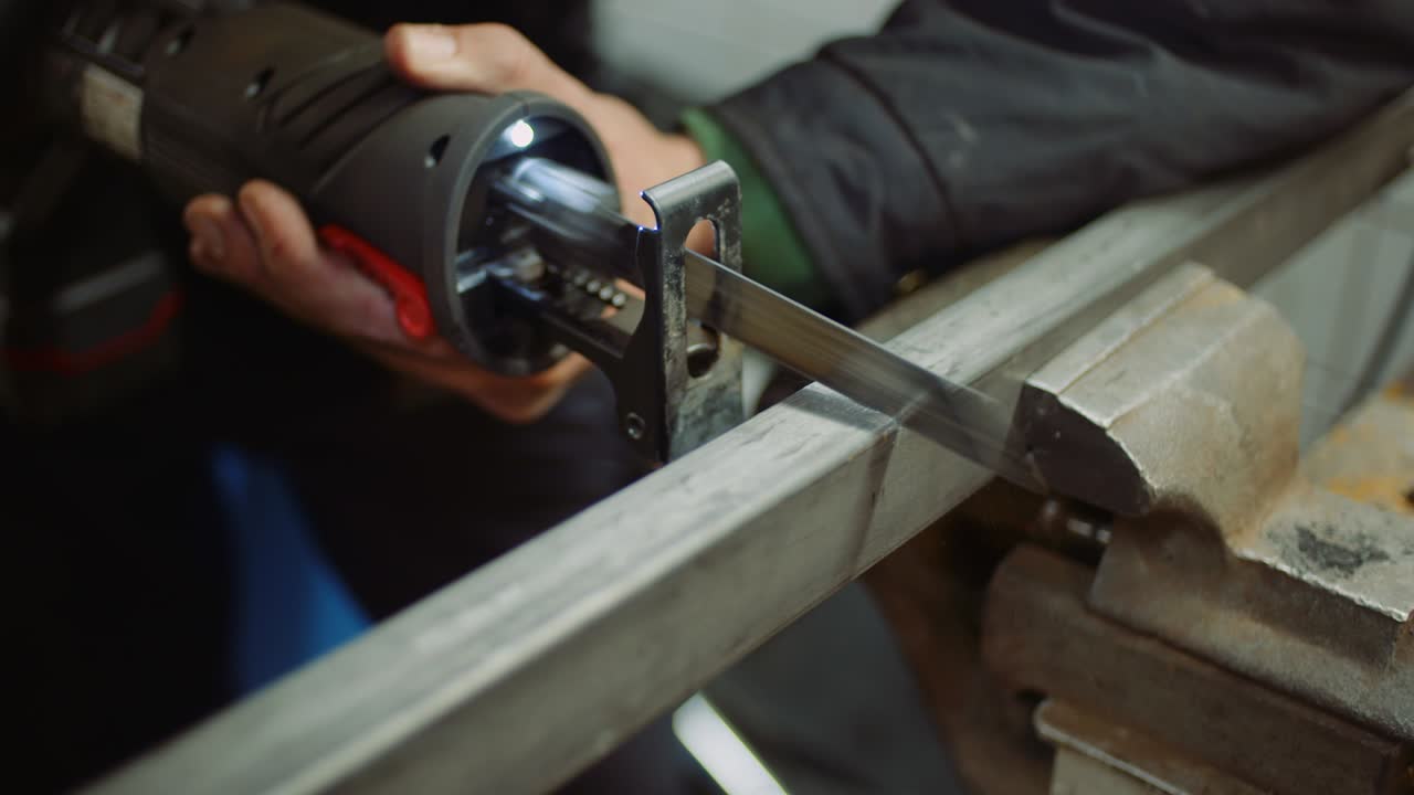 산업 노동자 금속 부품과 전기 자