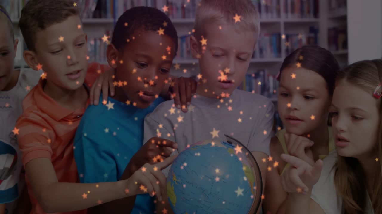 Colegas de turma inclinados sobre um globo terrestre na escola, com as mãos girando o globo, aprendendo geografia, estrelas cintilantes.