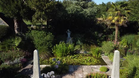 Toma-Aérea-De-Un-Jardín-Detrás-De-Una-Antigua-Cabaña-Inglesa