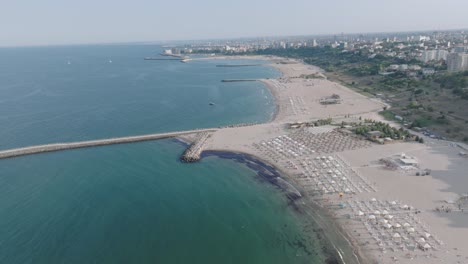 Vista-Aérea-De-La-Playa-De-Complejos-Turísticos-En-La-Costa-Del-Mar-Negro-En-Constanta,-Rumania