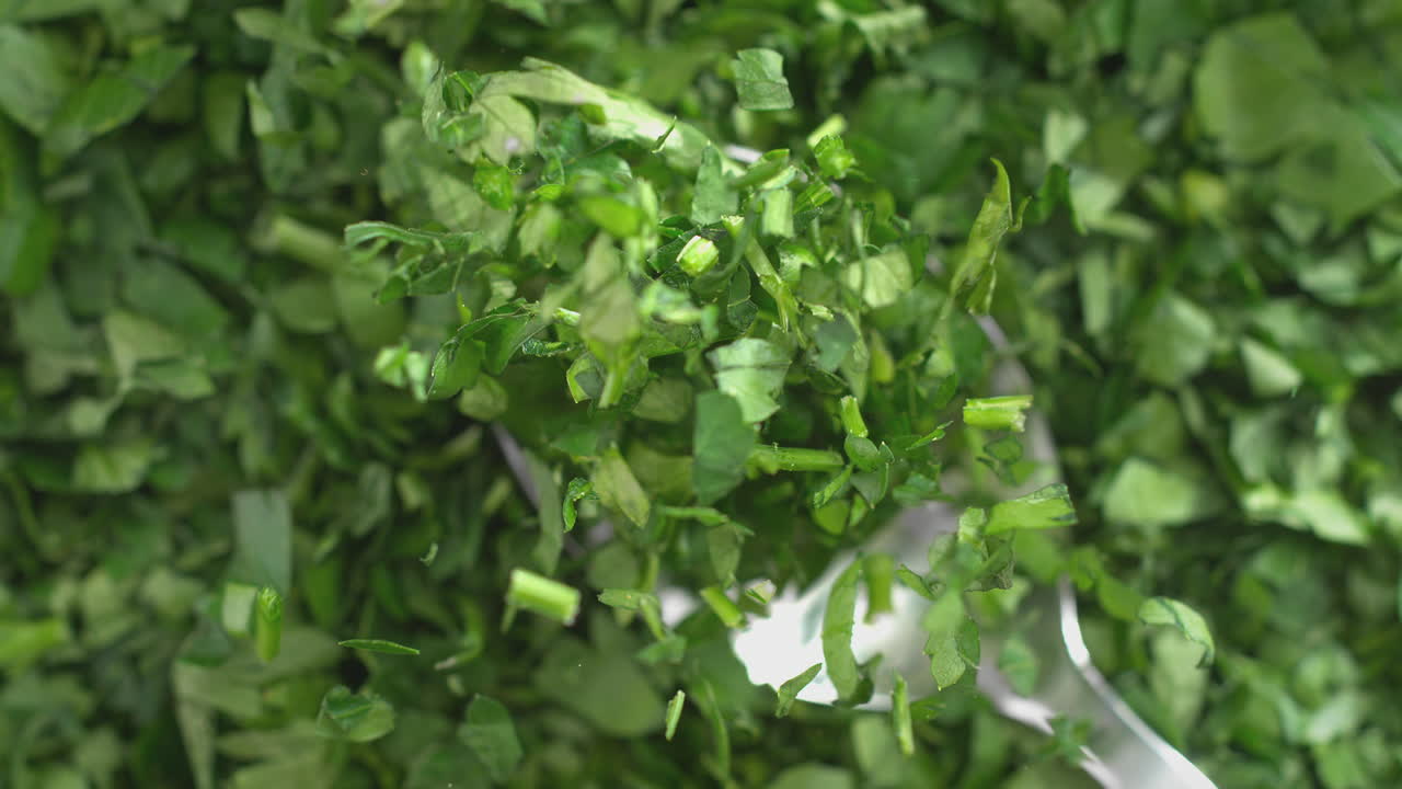천천히 움직이는 녹색 허브에 떨어지는 개진 파슬리와 함께 은 꺼기