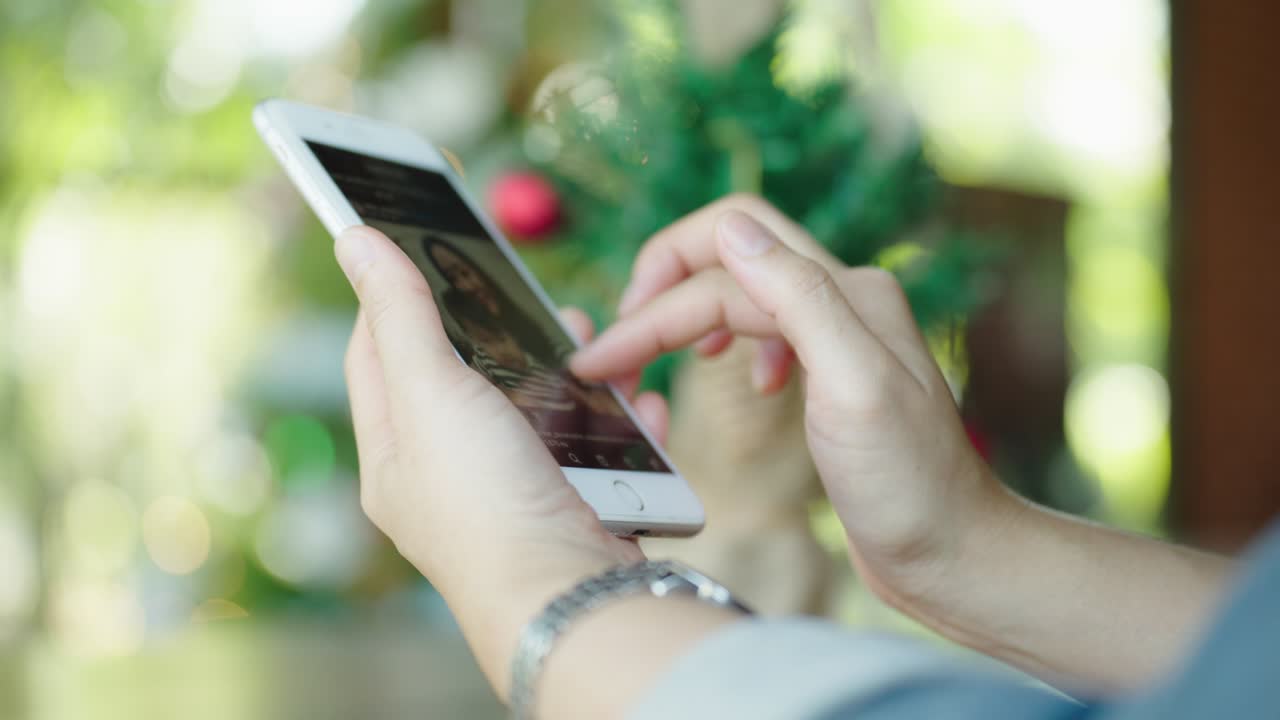 manos femeninas cercanas sosteniendo teléfonos inteligentes utilizando aplicaciones móviles, concepto de uso de la tecnología en la vida diaria compras en línea pago en línea