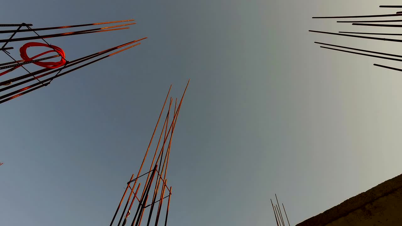 건물 건설 현장에서의 강철 막대기