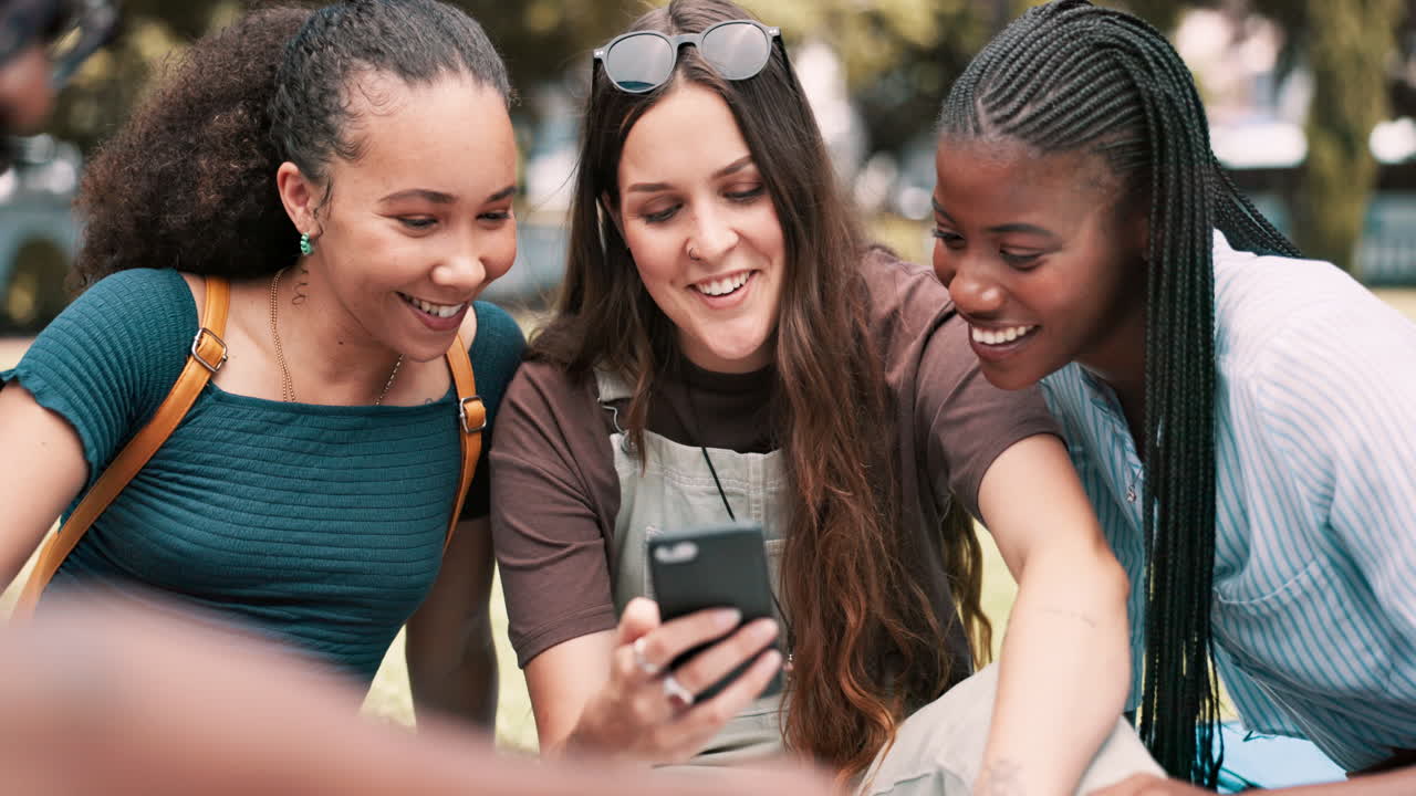 tres amigas diversas disfrutando de un momento juntas