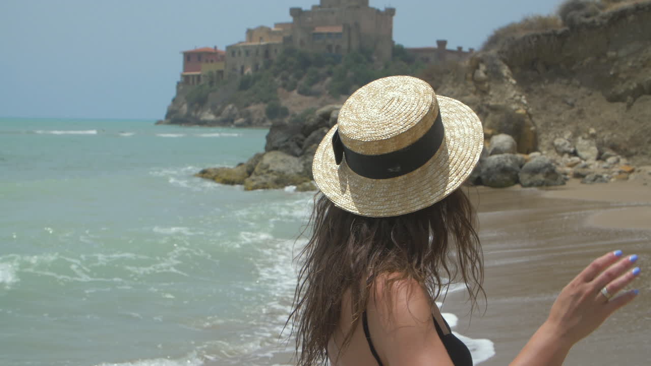 Bella donna sulla spiaggia