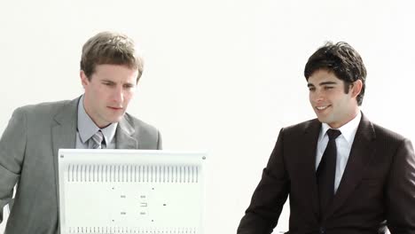 dos hombres de negocios trabajando juntos en una oficina