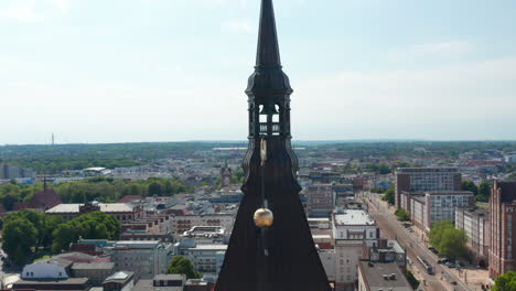 Primer-Plano-De-La-Linterna-Del-Campanario-De-La-Iglesia.-Volar-Alrededor-De-La-Parte-Superior-De-La-Torre-Con-Campana.-Vista-Aérea-Panorámica-De-La-Ciudad