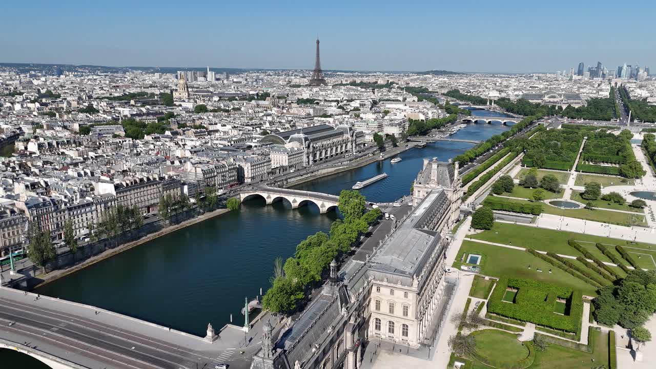 Paris’ skyline ved Paris Ile De France i Frankrig. Louvre Pyramide. Louvre Museum. Smuk karrusel. Turist-landemærke. Paris’ skyline, Frankrig