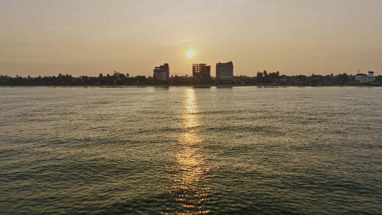 negombo sri lanka aerial v1 drone sobrevuela el mar y el hotel scape de la promesa capturando el barrio residencial de kattuwa con el sol dorado brillando en el cielo al amanecer - filmado con mavic 3 cine - abril 2023