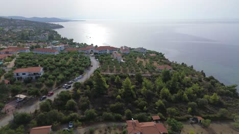 una impresionante vista aérea de la playa de gerakini, ubicada en yerakini, halkidiki, grecia, filmada con un dron 4k durante el día