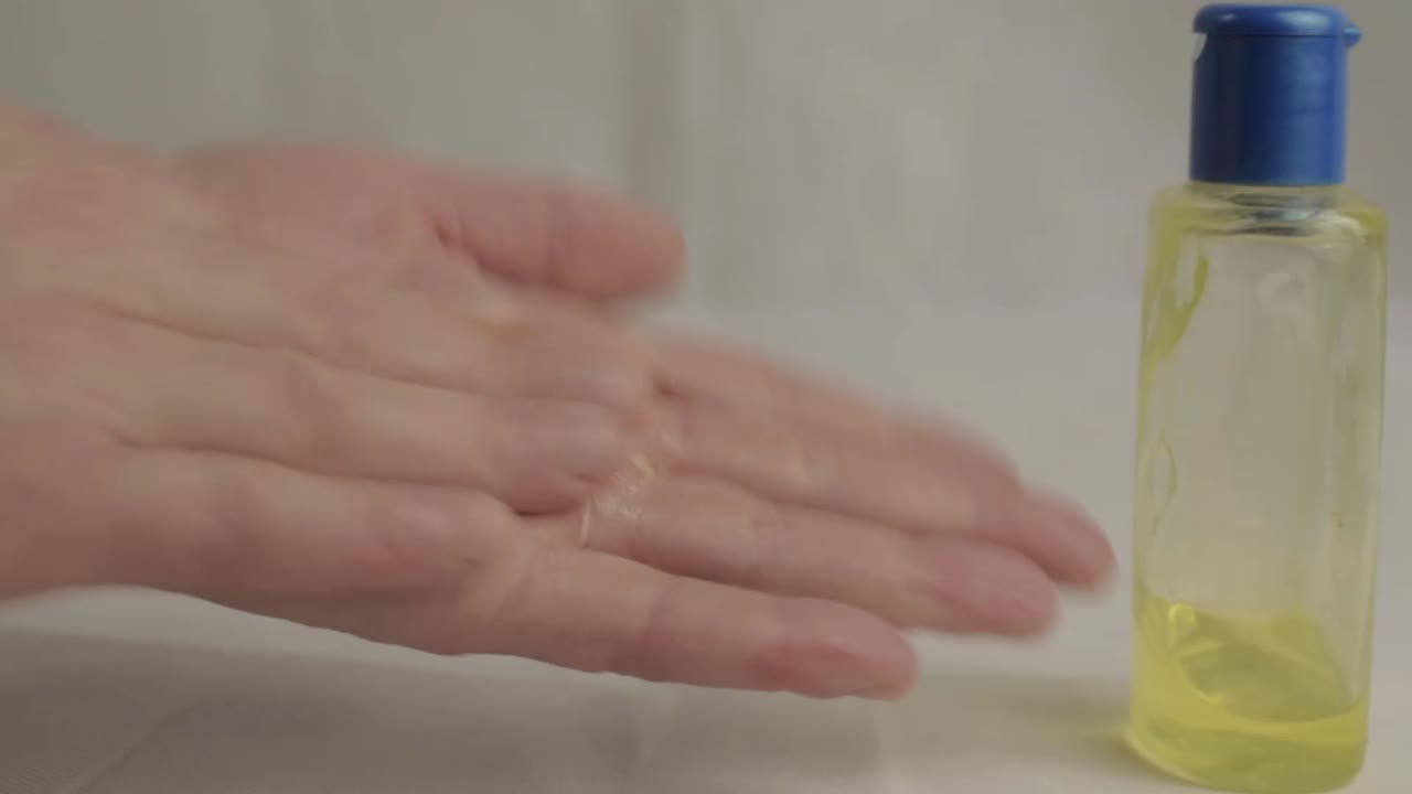 Primer plano de unas manos aplicando gel hidroalcohólico