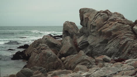 Hermosas-Formaciones-Rocosas-Nubladas-Playa-Rocosa-Y-Olas-En-Monterey-California,-4k