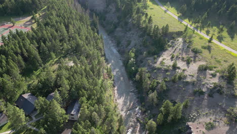 El-Río-Junto-Al-Campamento-De-Verano-Se-Extiende-Hasta-Un-Bosque-Siempre-Verde-Con-Siluetas-De-Montañas