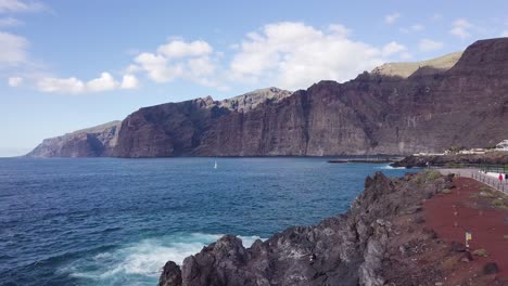 Vista-Aérea-De-La-Tranquila-Costa-Azul-Relajante-En-Los-Gigantes-Tenerife-Isla-Canaria-Drone-Volar-Sobre-Relajante-Paisaje-Marino