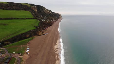 Erstaunliche-4k-Luftaufnahme,-Die-über-Den-Rand-Des-Ozeans-Fliegt-Und-Die-Berge,-Sanften-Hügel-Und-Wellen-Des-Strandes-Von-Branscombe-Erblickt