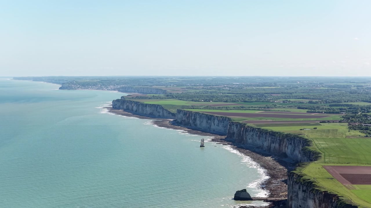 France Côte d'Albâtre falaises de craie d'Étretat Normandie paysage aérien par drone Manche