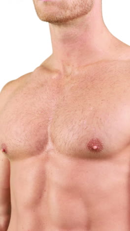 hombre musculoso posando para la cámara
