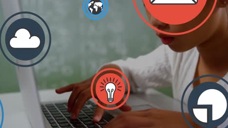 animación del icono en círculos sobre chica asiática escribiendo en el teclado de la computadora portátil