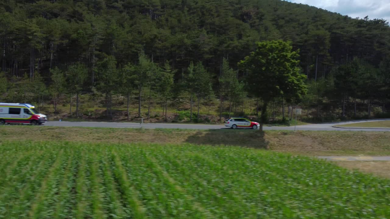 푸른 빛이 켜져 있는 구급차의 수송대, 4k 드론