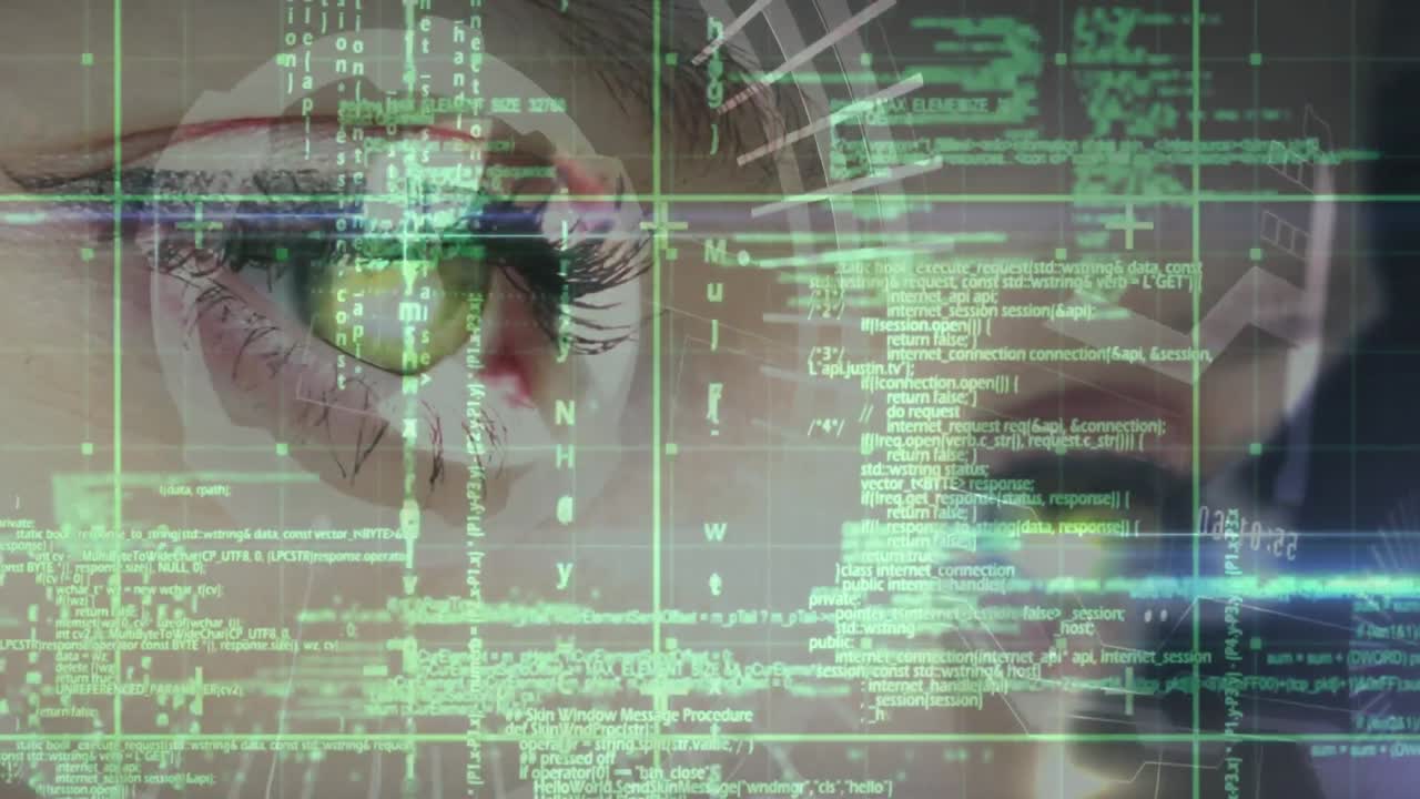 mujer mirando a través de los datos