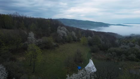 Aufsteigender-Schuss-Hinter-Bäumen-In-Voller-Blüte-In-Der-Tatra,-Slowakei