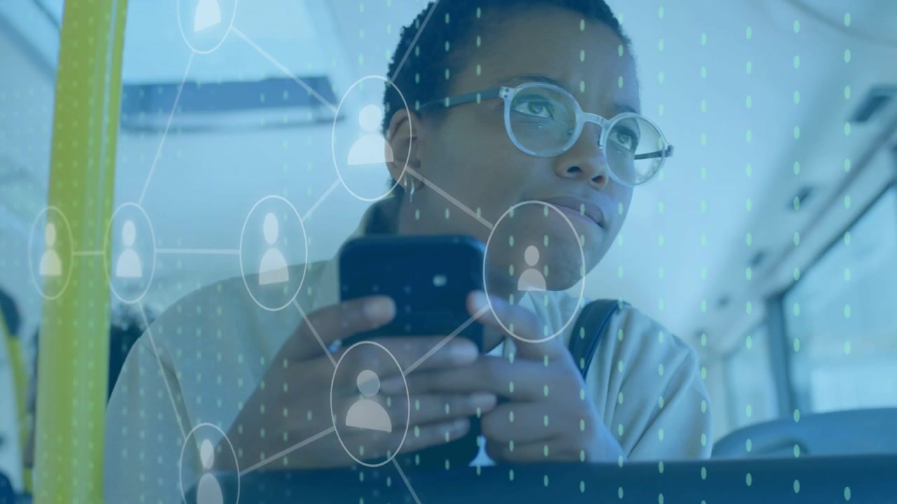 Donna che tocca il telefono, creando una sovrapposizione di rete tecnologica attraverso l'autobus, controllando lo schermo e guardando a destra.