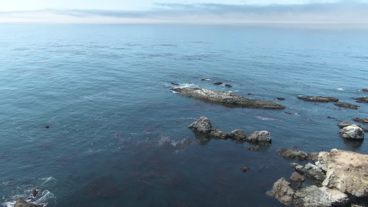 наклонная съемка с воздуха лугов на берегу тихого океана с огромными скалами и разбивающимися о них волнами возле смотровой площадки "нотлиз лэндинг" на шоссе 1 в калифорнии, сша