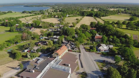 Bellas-Imágenes-Aéreas-Sobre-El-Pintoresco-Pueblo-Llamado-Sturko,-Ubicado-En-Karlskrona,-Suecia-2