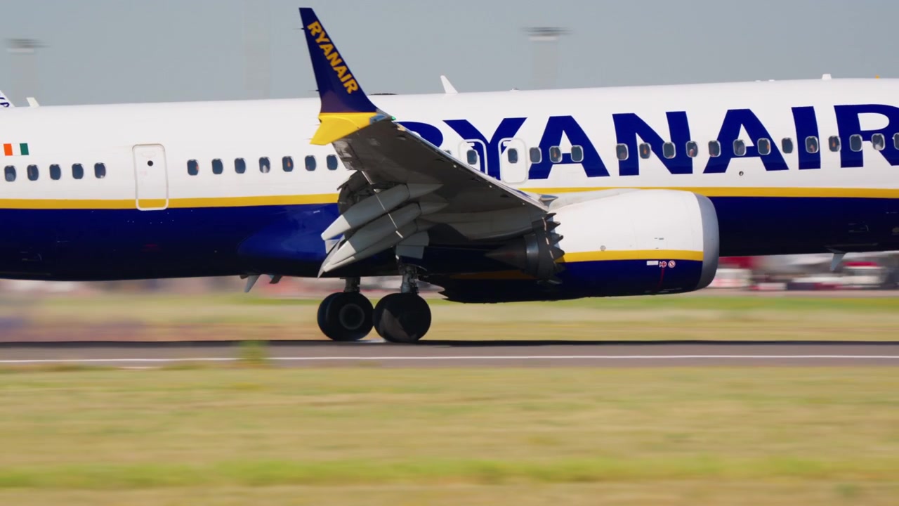 Pesawat Penumpang Ryanair Mendarat di Landasan Pacu Bandara