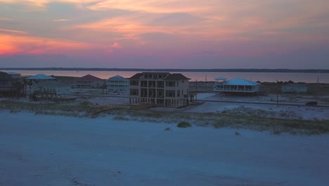 Un-Timelapse-De-Un-Dron-De-Un-Pintoresco-Pueblo-De-Playa-Florido-Al-Atardecer