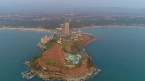 Murudeshwar-Shiva-Statue-Südindien-Drohne-Sonnenuntergang-Strand-Und-Meer-Totale-Aufnahme