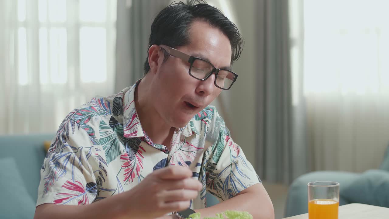 hombre comiendo y dando pulgares hacia arriba