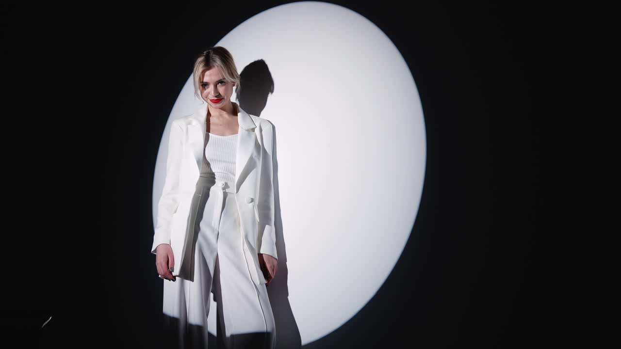 색 슈트를 입은 여자