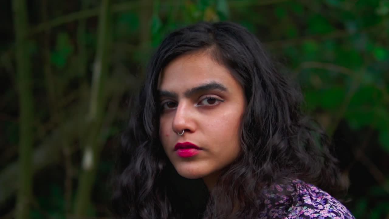 cámara lenta de un primer plano de una hembra infeliz con el cambio climático que afecta el paisaje