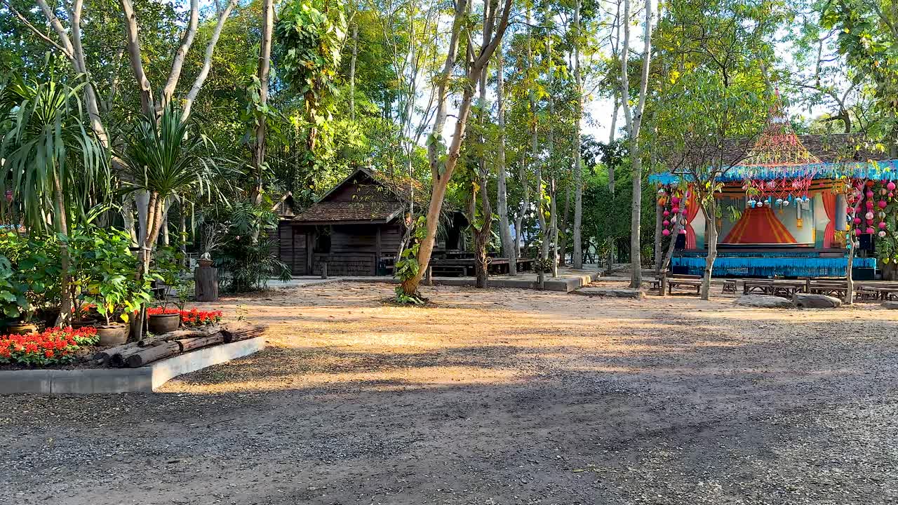casa en el árbol vibrante en medio de exuberante vegetación y estructuras