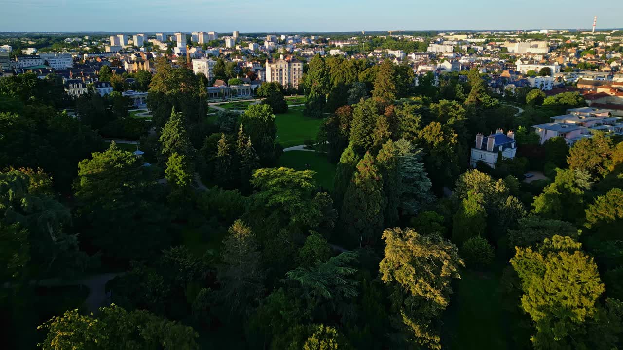 parque thabor, rennes en gran bretaña, francia. hacia adelante desde el aire