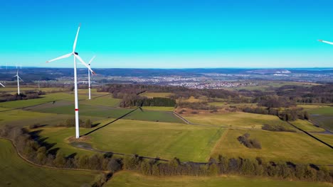 anmutige windturbinen über grünen feldern gegen einen lebendigen himmel