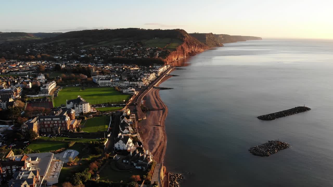 toma aérea de sidmouth y costa jurásica en devon, inglaterra en una hermosa mañana al amanecer