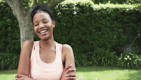 Young-African-American-woman-enjoys-a-sunny-day-outdoors,-with-copy-space