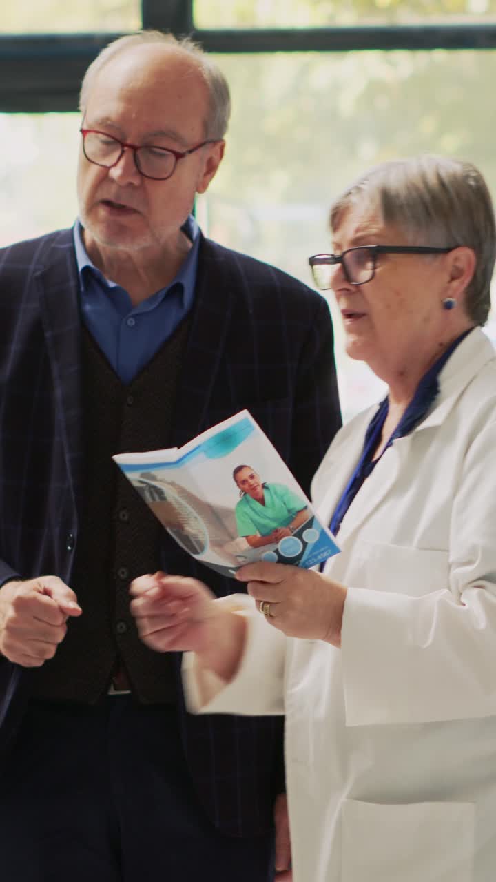 Vídeo vertical: adulto mayor leyendo un folleto farmacéutico para encontrar medicamentos de cardiología