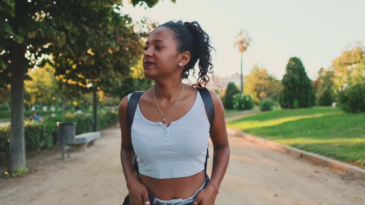 Mulher caminhando em um parque em um dia ensolarado