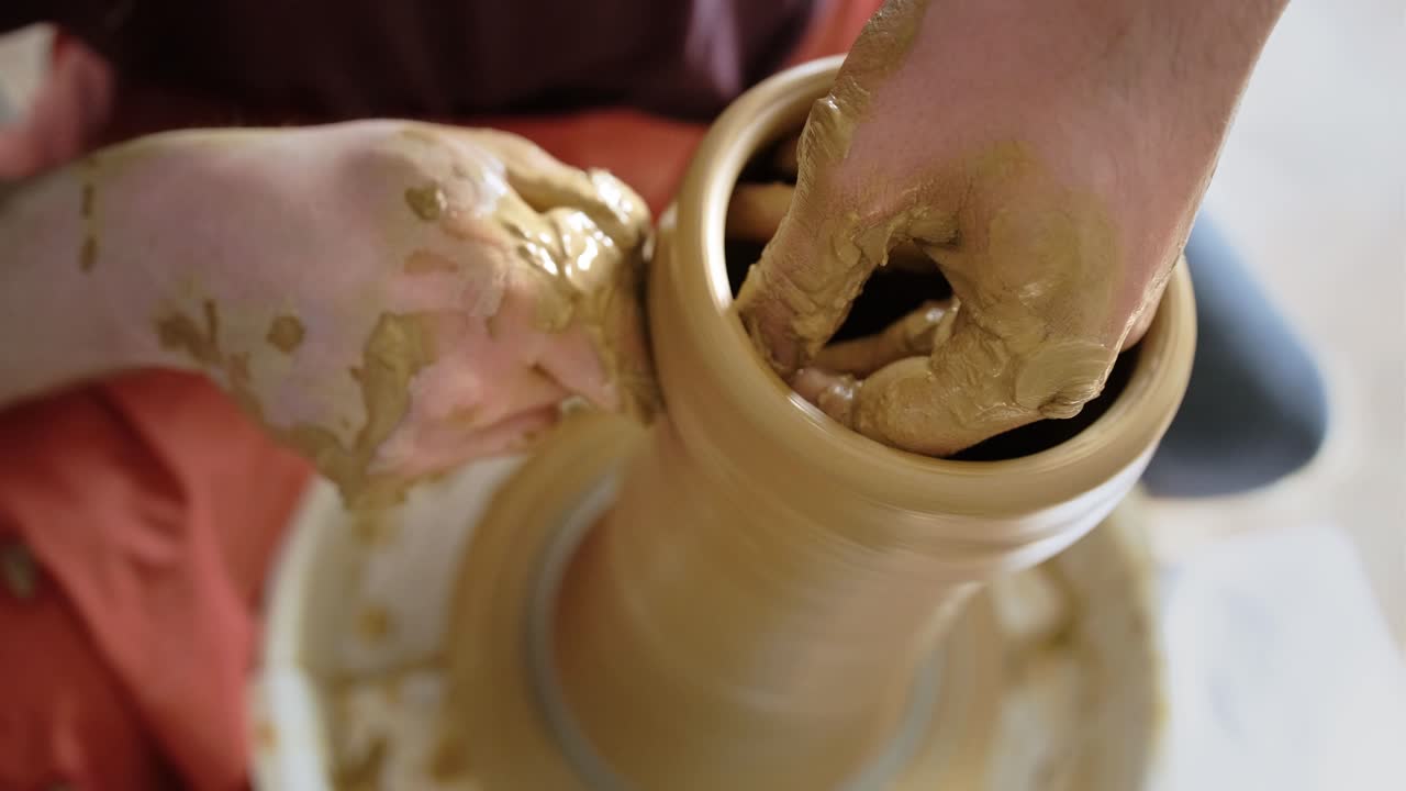 도자기 바 에 점토 를 는 손 들