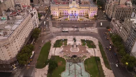 Drone-Hiperlapso-Aéreo-Vuela-Sobre-El-Congreso-De-La-Nación-Argentina-Avenidas-Y-Tráfico-De-La-Ciudad-De-Buenos-Aires-Durante-La-Puesta-De-Sol-De-Verano