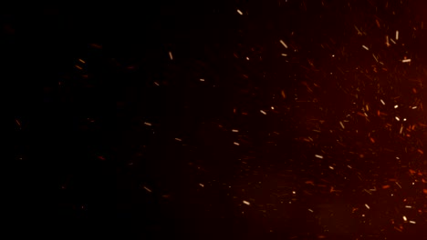 chispas calientes ardientes que se elevan de un gran fuego en el cielo nocturno. movimiento lateral. abstracto aislado fuego partículas brillantes en fondo negro cámara lenta. animación en bucle 3d.