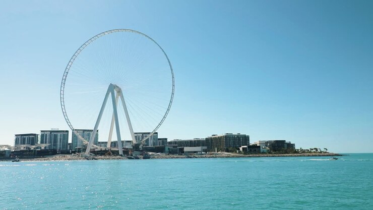 Ruota panoramica Ain Dubai da una barca, isola Bluewaters a Dubai, EAU.